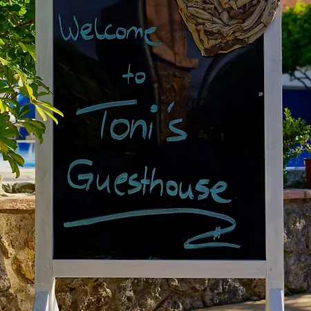 מלון דירות Toni's 3*